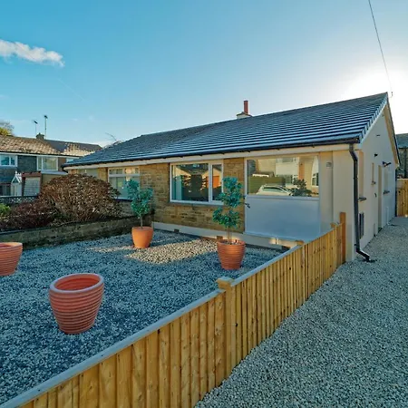 Modern, But Cosy Bungalow Queensbury Exterior photo