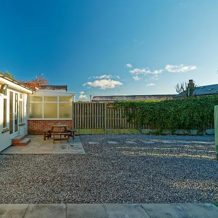 Modern, But Cosy Bungalow Queensbury Exterior photo